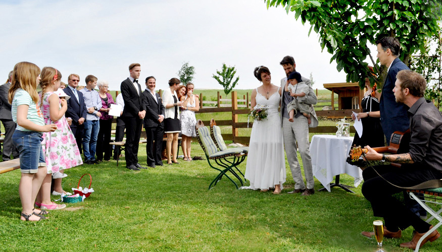 Hofcafe Volker Hochzeit im Garten Brautpaar