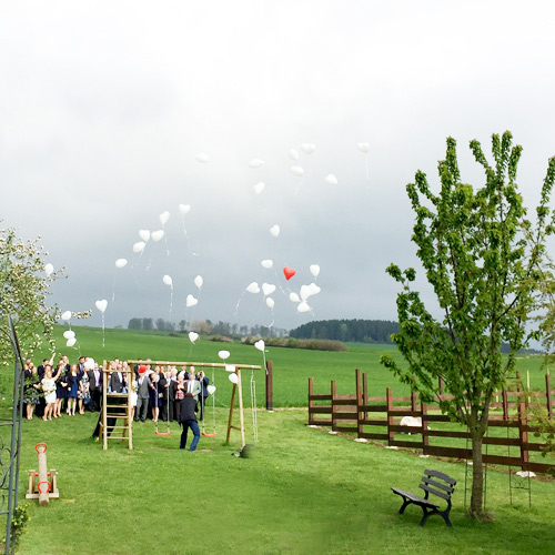 Hofcafe Volker Garten Luftballons Hochzeit